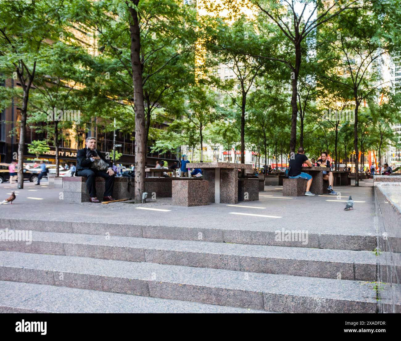 New York City, USA - 23. August 2017: Zuccotti Park in Lower Manhattan, mit Menschen. Stockfoto
