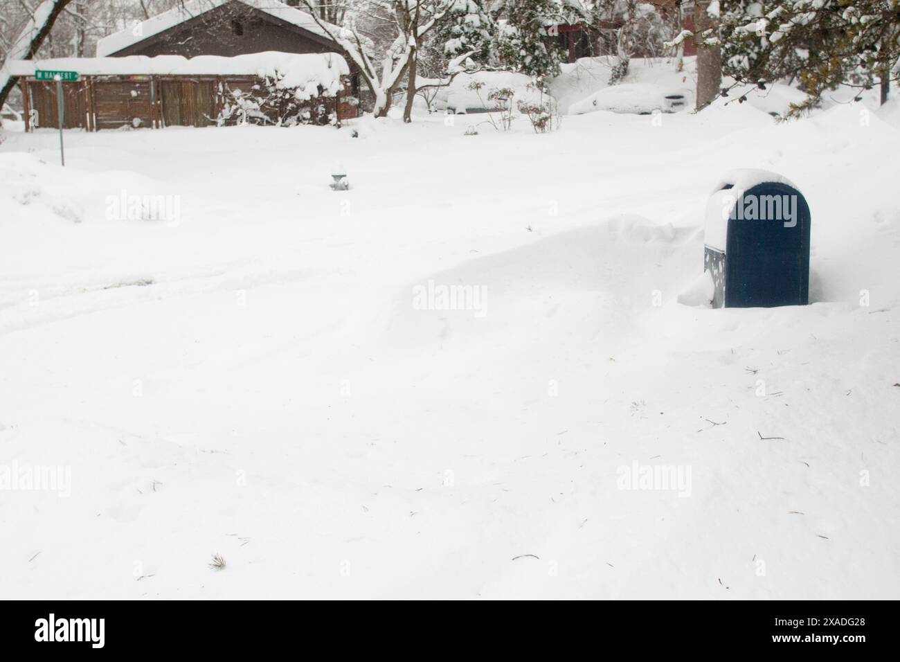 Eine schneebedeckte Mailbox in der Nähe von Washington, DC, während des Winterschneesturms 2010. Stockfoto
