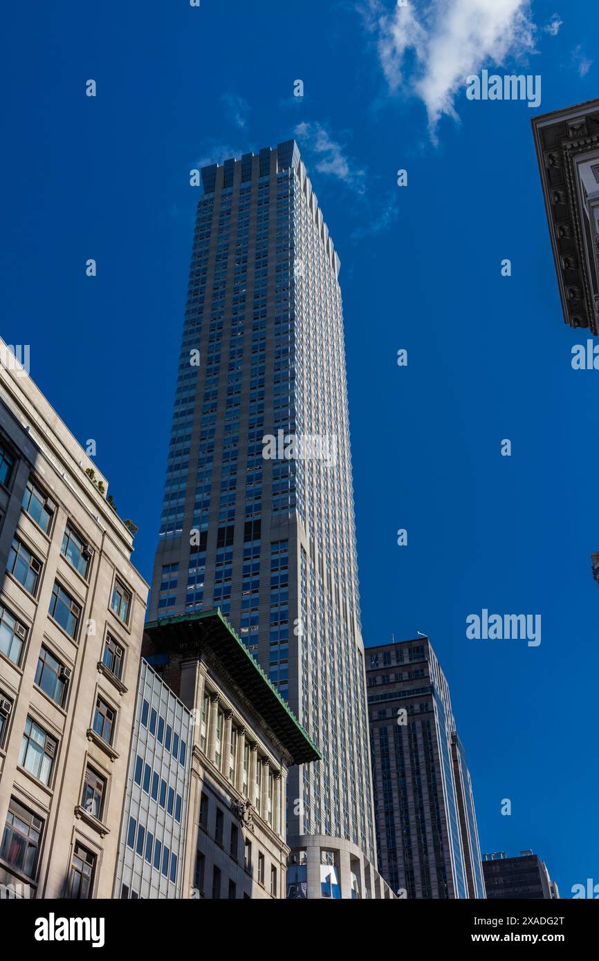 New York City, USA - 25. August 2017: Wolkenkratzer an der Ecke W 36th Street und 5th Avenue. Stockfoto