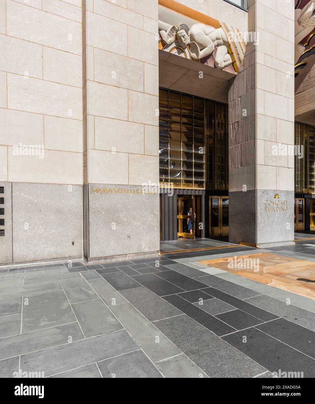 New York City, USA - 25. August 2017: Eingang des 30 Rockefeller Plaza Wolkenkratzers im Rockefeller Center. Stockfoto