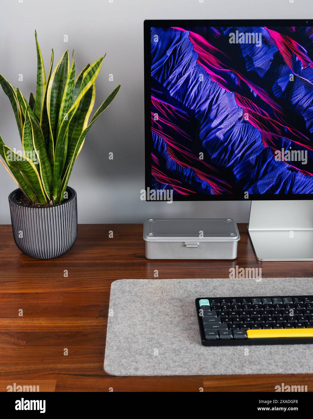 LONDON – 29. MAI 2024: Apple Mac Computer im modernen Home Office, Arbeit von zu Hause aus, minimaler Schreibtischaufbau Stockfoto