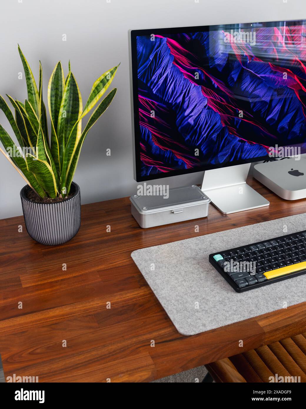 LONDON – 29. MAI 2024: Apple Mac Computer im modernen Home Office, Arbeit von zu Hause aus, minimaler Schreibtischaufbau Stockfoto