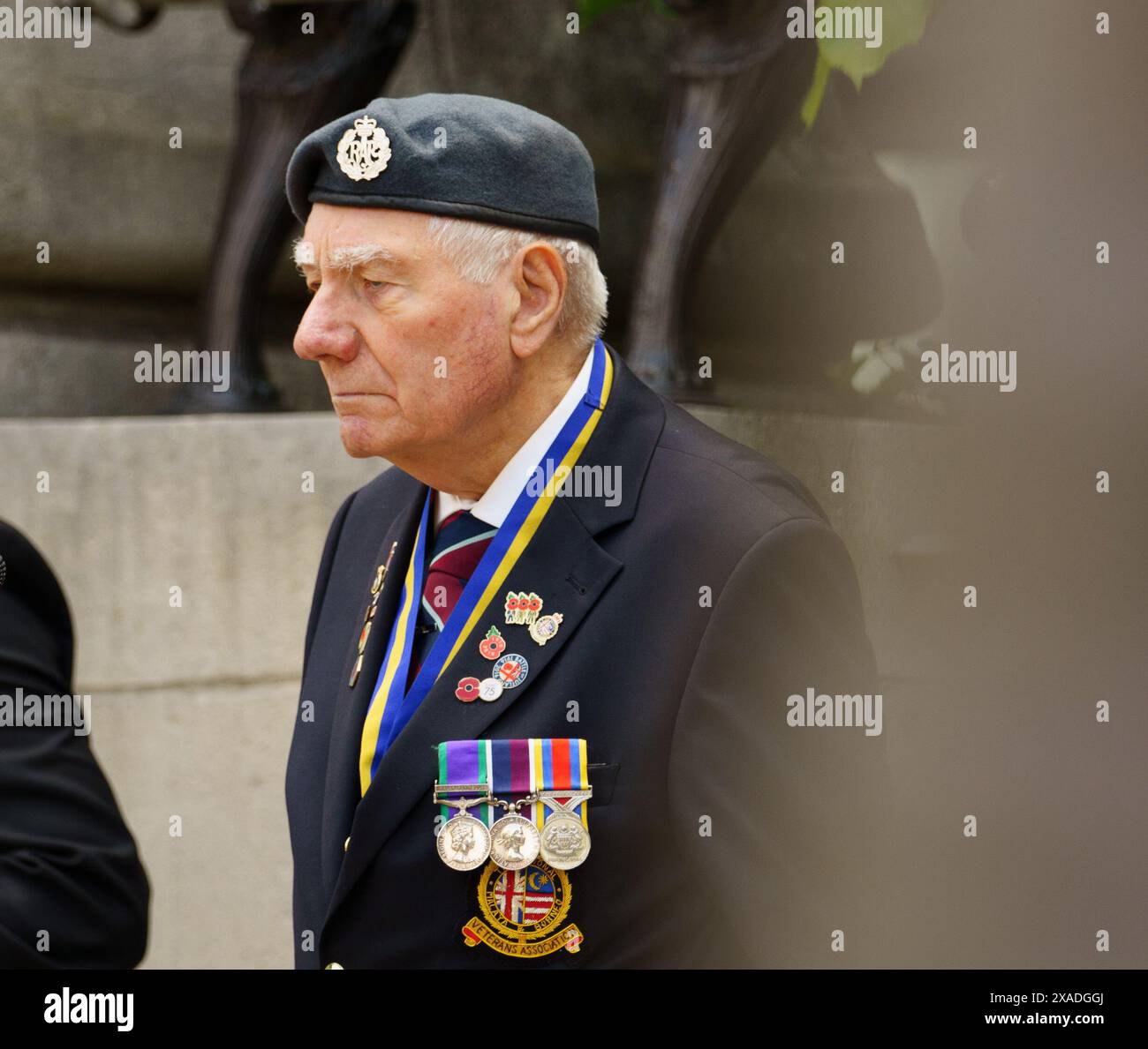 Hull, East Yorkshire, UK 2024, 6. Juni 2024. Der 80. Jahrestag der D-Day-Gedenkfeier fand heute Morgen im Hull Cenotaph statt, organisiert von der Royal Military Police Association, Hull and East Riding Branch, und war von vielen Soldaten und Frauen aus der Vergangenheit und Gegenwart besucht. BridgetCatterall/AlamyLiveNews Stockfoto