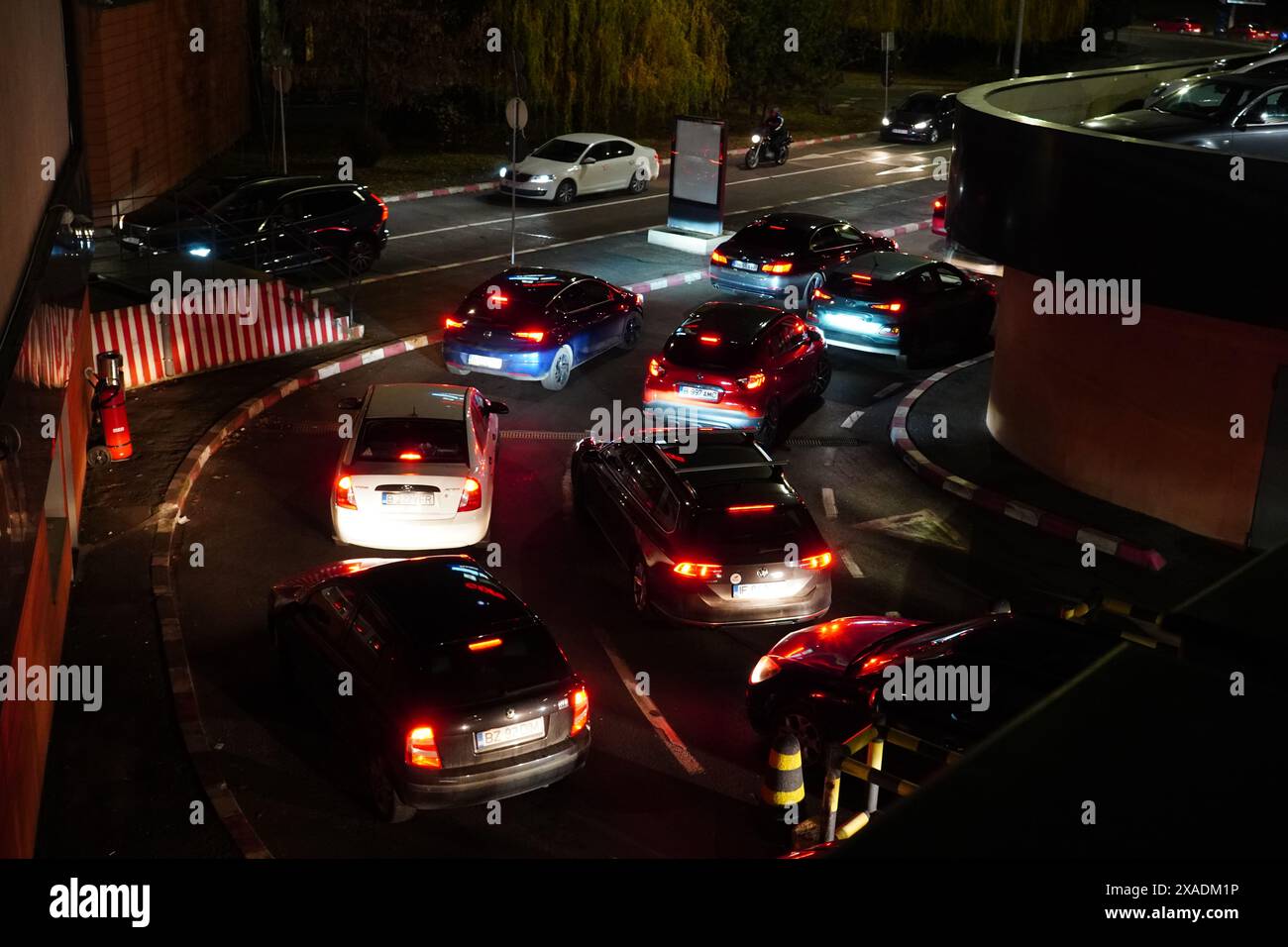 Bukarest, Rumänien - 27. Dezember 2023: Autos aus der Tiefgarage des Einkaufszentrums Stockfoto