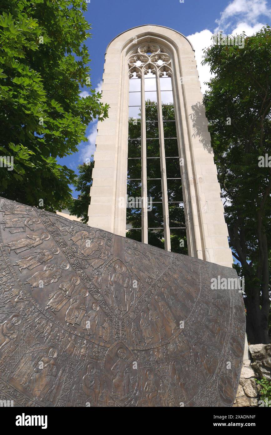 Restauriertes gotisches Fenster der Kirche St. Maria Magdalena mit der Nachbildung des Krönungsmantels an seiner Basis, Burgviertel, Budapest, Ungarn Stockfoto