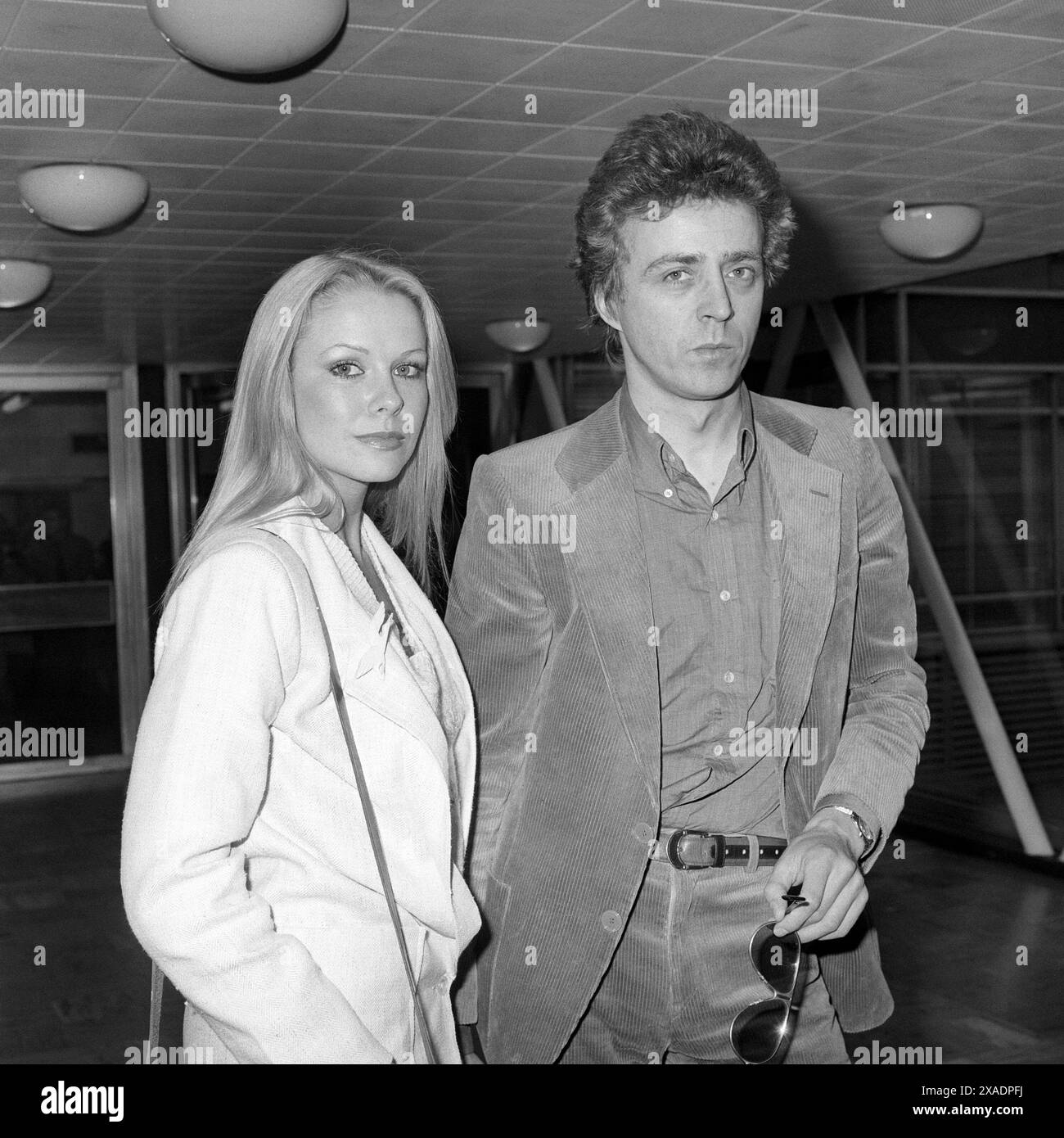 Aktenfoto vom 04/78 vom Schauspieler Nicholas Ball mit seiner damaligen Freundin Schauspielerin Pamela Stephenson am Flughafen Heathrow, bevor er nach Los Angeles flog. Der Schauspieler Nicholas Ball ist im Alter von 78 Jahren gestorben, teilte sein Agent mit. Ausgabedatum: Donnerstag, 6. Juni 2024. Stockfoto