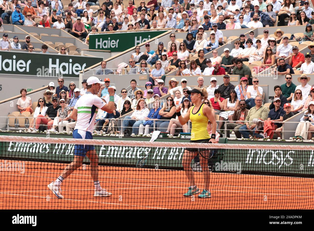 Paris, Frankreich. Juni 2024. Tennis, French Open, Doppel, gemischt, Finale, Krawczyk/Skupski (USA/Großbritannien) - Siegemund/Roger-Vasselin (Deutschland/Frankreich). Laura Siegemund (r) und Edouard Roger-Vasselin feiern. Frank Molter/dpa/Alamy Live News Stockfoto