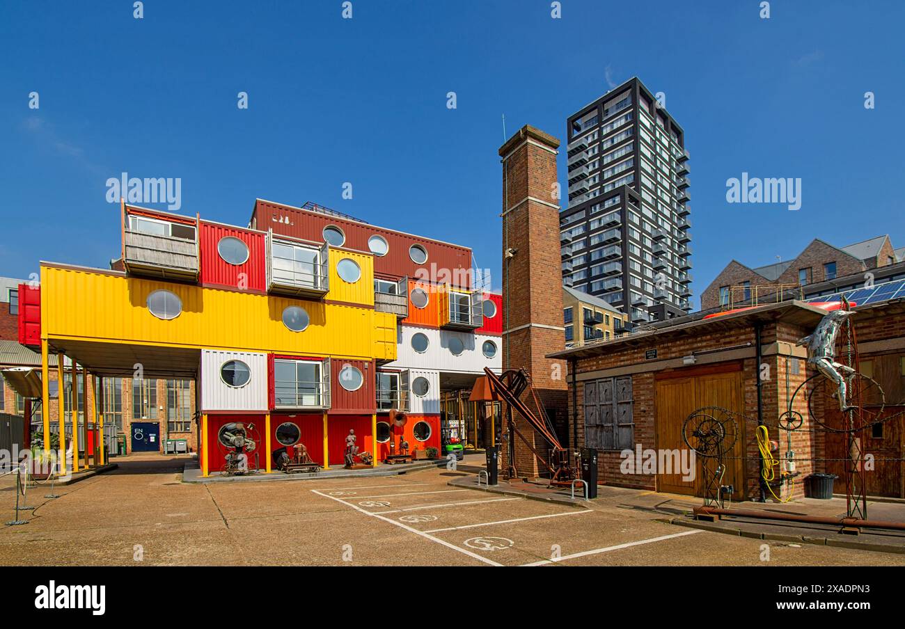 Container City Trinity Booy Wharf Leamouth Peninsula London die farbenfrohen Container und Metallskulpturen Stockfoto