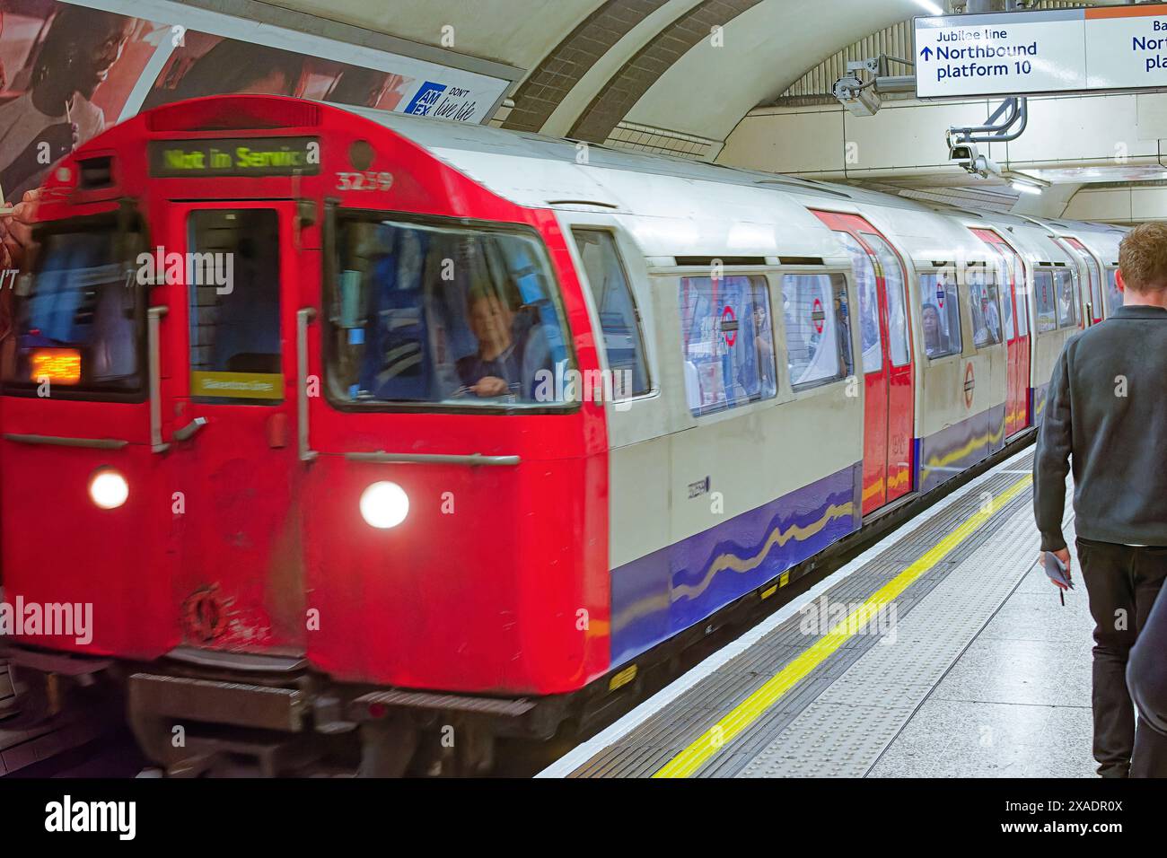 U-Bahn-Station London, Zug, der am Bahnsteig ankommt Stockfoto