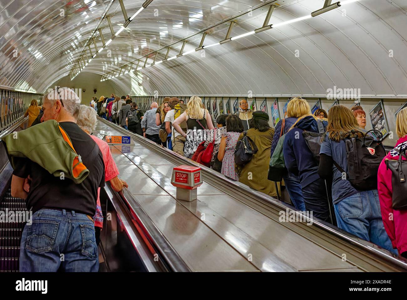 Die typischen Rolltreppen der Londoner U-Bahn sind eng mit Passagieren gefüllt Stockfoto