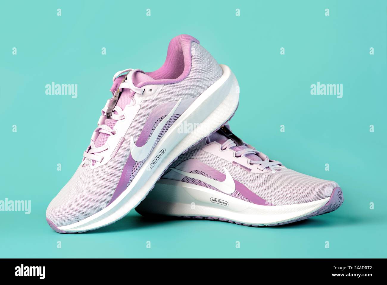 Nike Downshifter 13 Damen Rennlaufschuhe auf blauem Hintergrund Stockfoto