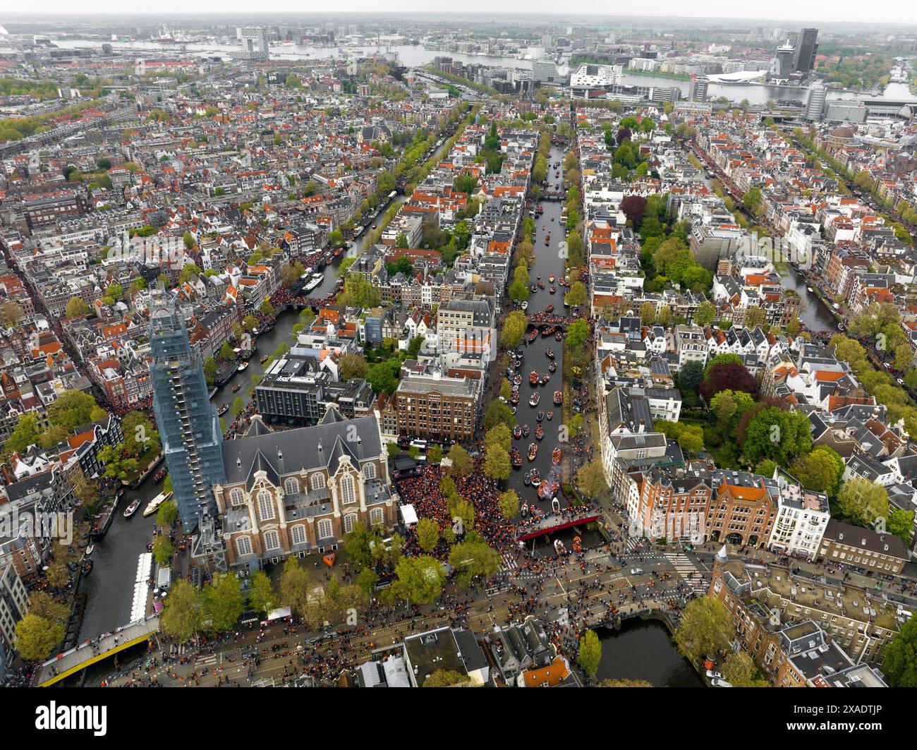 Königstag 2024 in Amsterdam. Koningsdag, Koeningsdag in der Hauptstadt der Niederlande, Luftdrohne fliegen über Orange Anzüge. Stockfoto