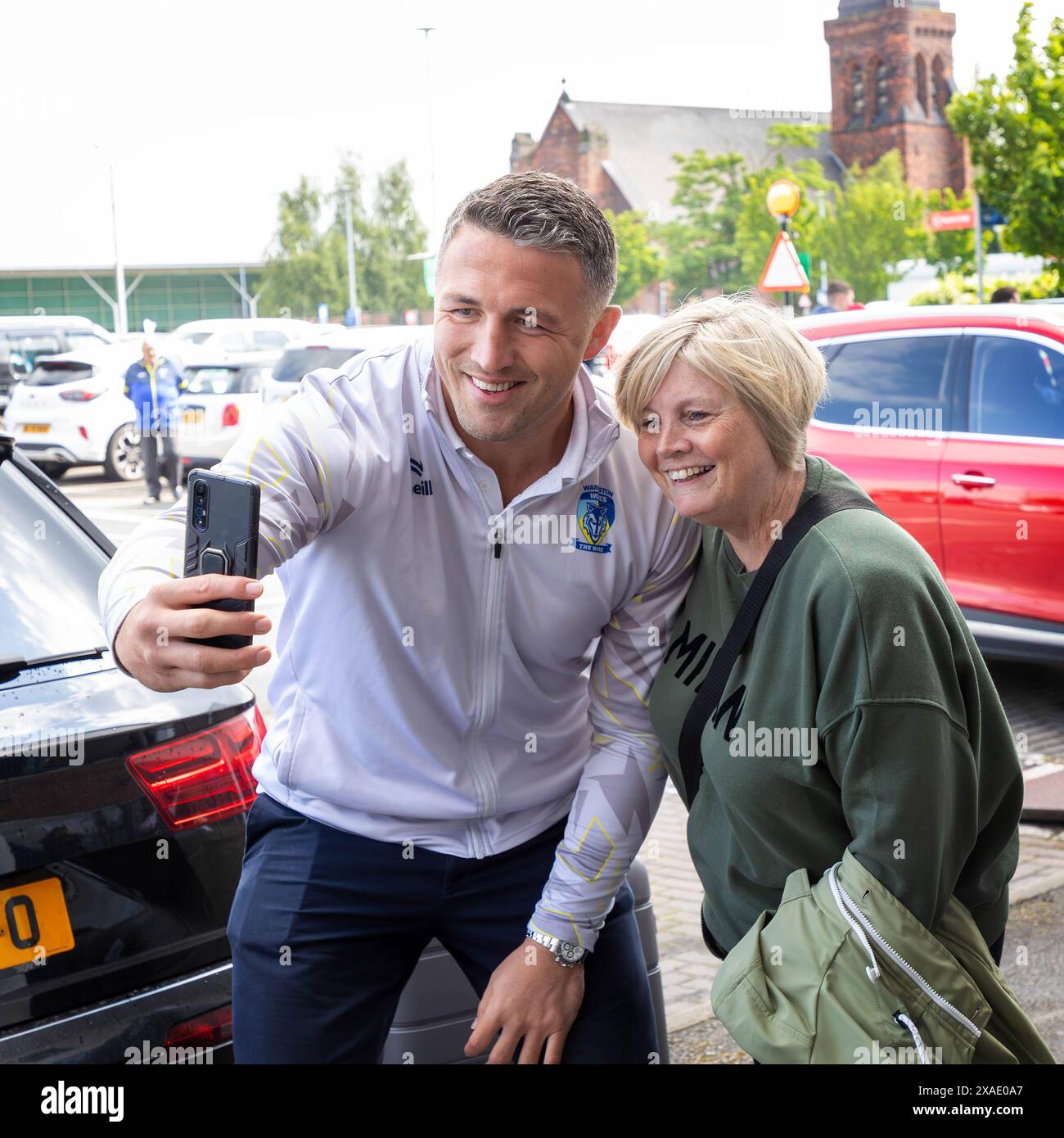 Warrington, Cheshire, Großbritannien. Juni 2024. Warrington Wolves verließ das Halliwell Jones Stadium am 6. Juni 2024 und zog in Richtung Wembley Stadium, um das Finale des Rugby Football League Challenge Cup gegen Wigan zu erreichen. Unterstützer waren da, um sie zu sehen und Unterschriften und Selfies mit den Spielern und Manager Sam Burgess Credit: John Hopkins/Alamy Live News zu erhalten Stockfoto