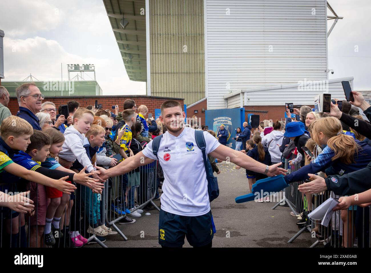 Warrington, Cheshire, Großbritannien. Juni 2024. Warrington Wolves verließ das Halliwell Jones Stadium am 6. Juni 2024 und zog in Richtung Wembley Stadium, um das Finale des Rugby Football League Challenge Cup gegen Wigan zu erreichen. Unterstützer waren da, um sie zu sehen und Unterschriften und Selfies mit den Spielern und Manager Sam Burgess Credit: John Hopkins/Alamy Live News zu erhalten Stockfoto