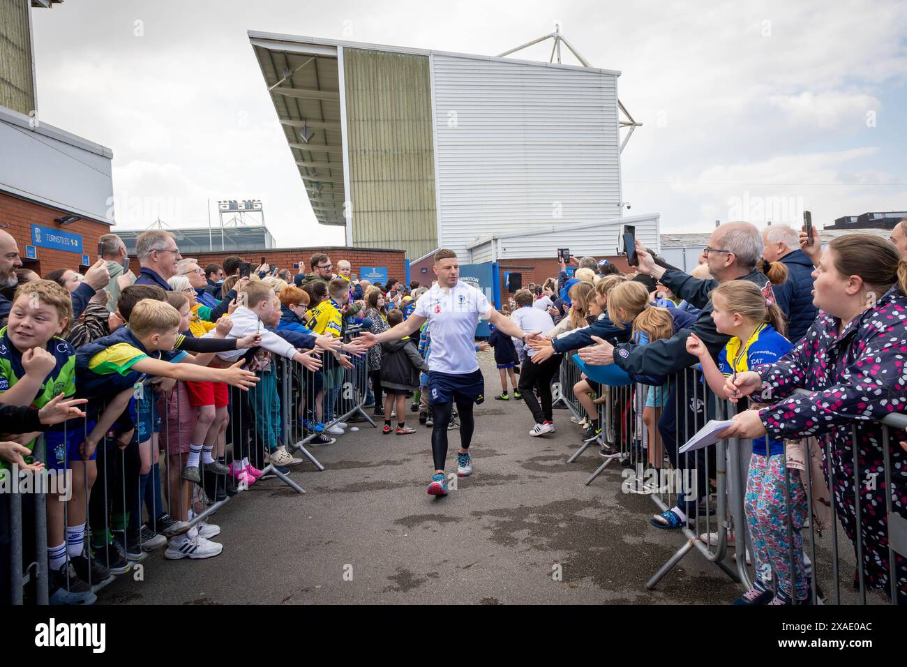 Warrington, Cheshire, Großbritannien. Juni 2024. Warrington Wolves verließ das Halliwell Jones Stadium am 6. Juni 2024 und zog in Richtung Wembley Stadium, um das Finale des Rugby Football League Challenge Cup gegen Wigan zu erreichen. Unterstützer waren da, um sie zu sehen und Unterschriften und Selfies mit den Spielern und Manager Sam Burgess Credit: John Hopkins/Alamy Live News zu erhalten Stockfoto