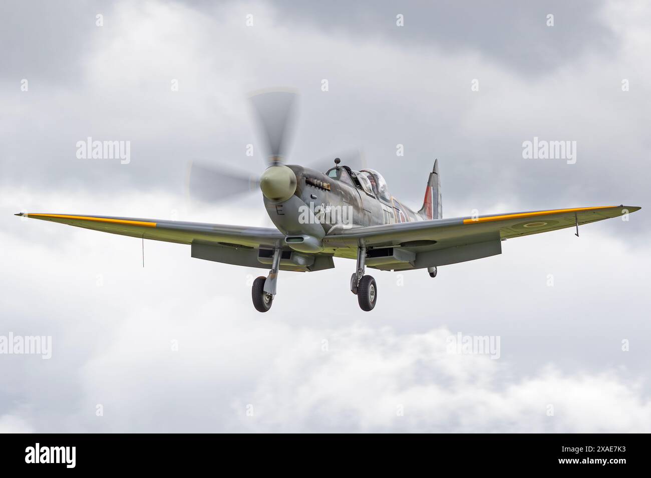 Spitfire 'Elizabeth' Landing auf der IWM Duxford D-Day 80 Summer Airshow 1. Juni 2024 Stockfoto