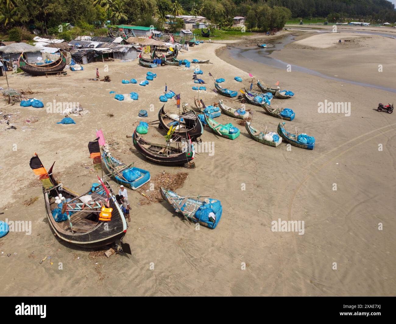 6. Juni 2024, Cox's Bazar, Chittagong, Bangladesch: Aus der Vogelperspektive von Hunderten von Fischerbooten in einem Fischerdorf in Cox's Bazar, Bangladesch. Der Lebensunterhalt der Fischer hängt hier weitgehend von der Fischerei ab. Die Boote fahren jeden Tag um Mitternacht zum Meer, um eine Vielzahl von Fischen zu fangen, einschließlich Garnelen, Ribbonfish und Bengalzungensohle. Cox's Bazar, der längste natürliche Meeresstrand der Welt, erstreckt sich über 120 km entlang der Südostküste Bangladeschs. (Kreditbild: © Joy Saha/ZUMA Press Wire) NUR REDAKTIONELLE VERWENDUNG! Nicht für kommerzielle ZWECKE! Stockfoto