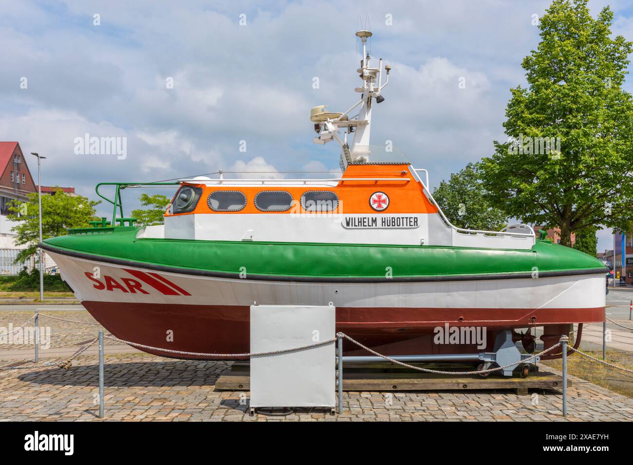 Bremen – 25. April 2024: Historisches Rettungsboot Wilhelm Hübotter, früher im Einsatz an der Rettungsstation DGzRS Wangerooge, in der Nähe des Hafenmuseu ausgestellt Stockfoto