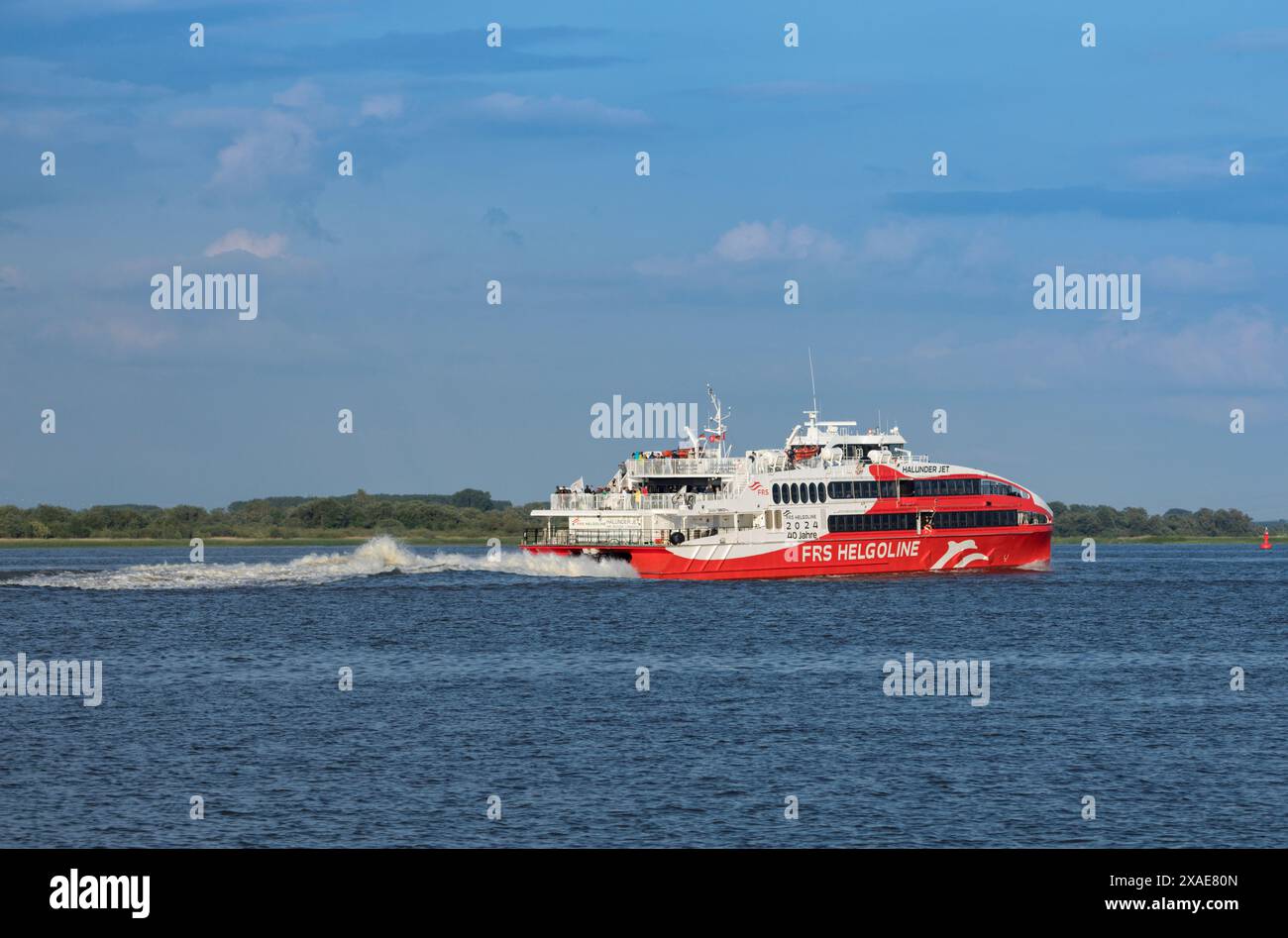 Stade, Deutschland – 28. Mai 2024: Hochgeschwindigkeitsfähre HALUNDER auf der Elbe von Helgoland nach Hamburg. Stockfoto