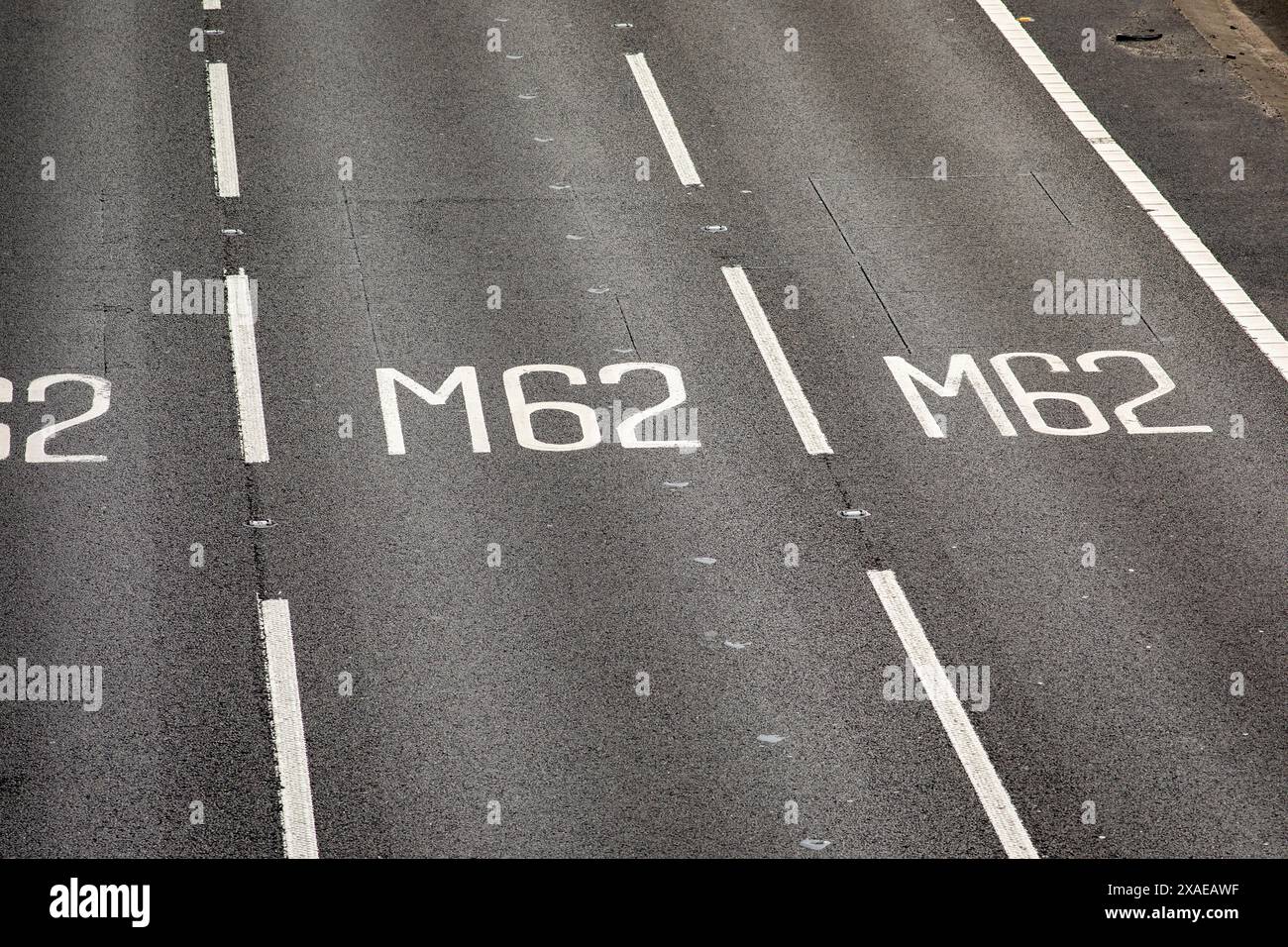 Ein Abschnitt der Autobahn M62 in Tingley bei Leeds, West Yorkshire. Die M62 ist eine 107 Meilen (172 km) lange Trans-Pennine-Autobahn in Nordengland, die Liverpool und Hull über Manchester, Bradford, Leeds und Wakefield verbindet; 11 km (11 km) der Strecke wird mit der M60 um Manchester geteilt. Die Straße ist Teil der unausgeschilderten Euroroutes E20 (Shannon nach Sankt Petersburg) und E22 (Holyhead nach Ishim). Stockfoto
