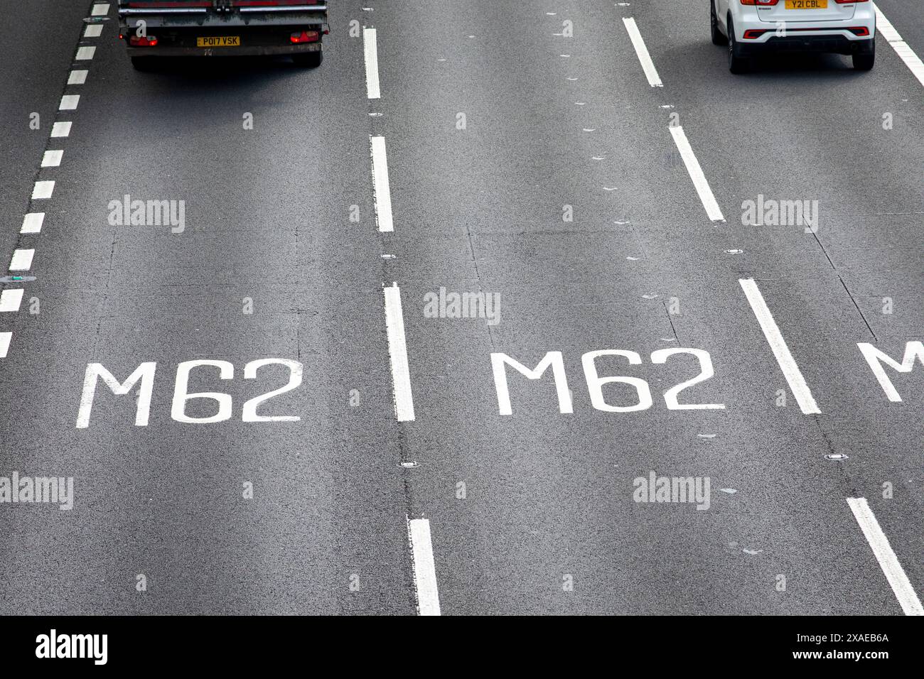 Ein Abschnitt der Autobahn M62 in Tingley bei Leeds, West Yorkshire. Die M62 ist eine 107 Meilen (172 km) lange Trans-Pennine-Autobahn in Nordengland, die Liverpool und Hull über Manchester, Bradford, Leeds und Wakefield verbindet; 11 km (11 km) der Strecke wird mit der M60 um Manchester geteilt. Die Straße ist Teil der unausgeschilderten Euroroutes E20 (Shannon nach Sankt Petersburg) und E22 (Holyhead nach Ishim). Stockfoto
