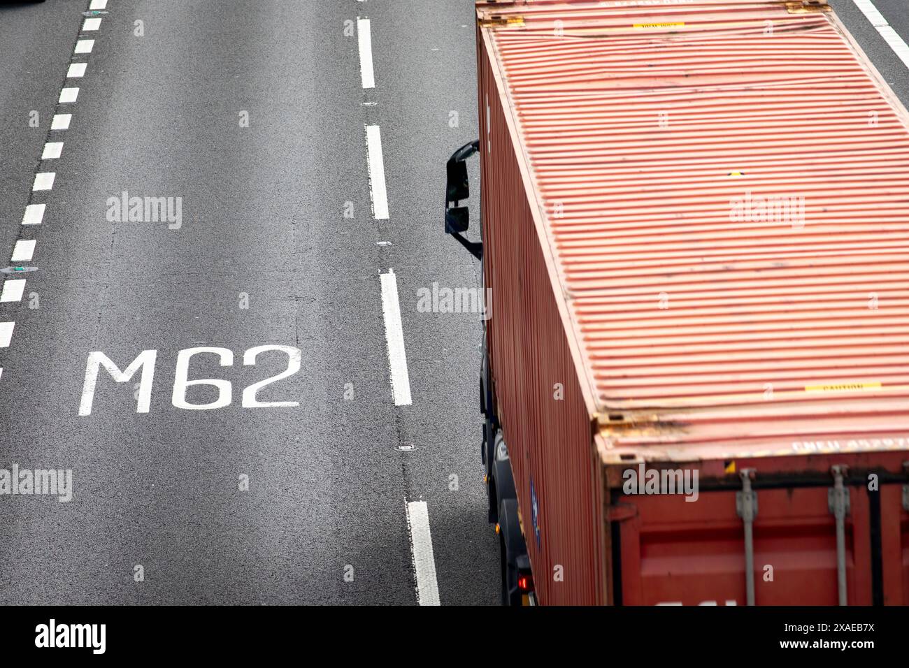 Ein Abschnitt der Autobahn M62 in Tingley bei Leeds, West Yorkshire. Die M62 ist eine 107 Meilen (172 km) lange Trans-Pennine-Autobahn in Nordengland, die Liverpool und Hull über Manchester, Bradford, Leeds und Wakefield verbindet; 11 km (11 km) der Strecke wird mit der M60 um Manchester geteilt. Die Straße ist Teil der unausgeschilderten Euroroutes E20 (Shannon nach Sankt Petersburg) und E22 (Holyhead nach Ishim). Stockfoto