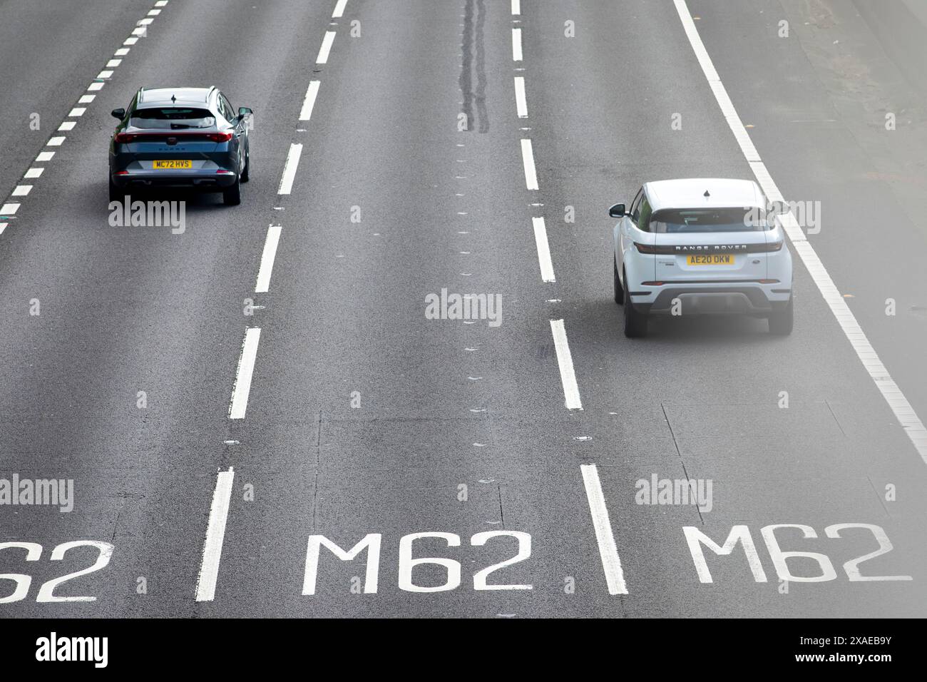 Ein Abschnitt der Autobahn M62 in Tingley bei Leeds, West Yorkshire. Die M62 ist eine 107 Meilen (172 km) lange Trans-Pennine-Autobahn in Nordengland, die Liverpool und Hull über Manchester, Bradford, Leeds und Wakefield verbindet; 11 km (11 km) der Strecke wird mit der M60 um Manchester geteilt. Die Straße ist Teil der unausgeschilderten Euroroutes E20 (Shannon nach Sankt Petersburg) und E22 (Holyhead nach Ishim). Stockfoto