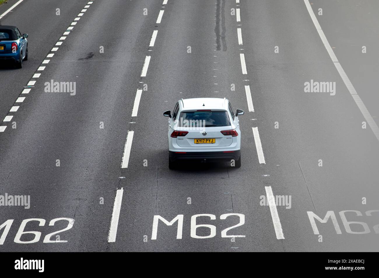 Ein Abschnitt der Autobahn M62 in Tingley bei Leeds, West Yorkshire. Die M62 ist eine 107 Meilen (172 km) lange Trans-Pennine-Autobahn in Nordengland, die Liverpool und Hull über Manchester, Bradford, Leeds und Wakefield verbindet; 11 km (11 km) der Strecke wird mit der M60 um Manchester geteilt. Die Straße ist Teil der unausgeschilderten Euroroutes E20 (Shannon nach Sankt Petersburg) und E22 (Holyhead nach Ishim). Stockfoto