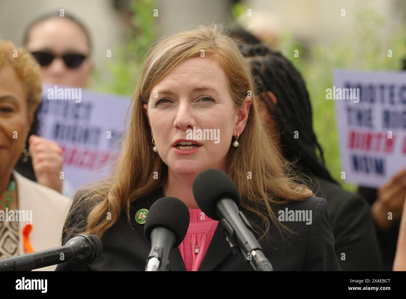 Washington, DC, USA. Juni 2024. US-Rep. Lizzie Fletcher (D-Tex.) Spricht auf einer Pressekonferenz zur Unterstützung des Gesetzes über das Recht auf Empfängnisverhütung. Stockfoto