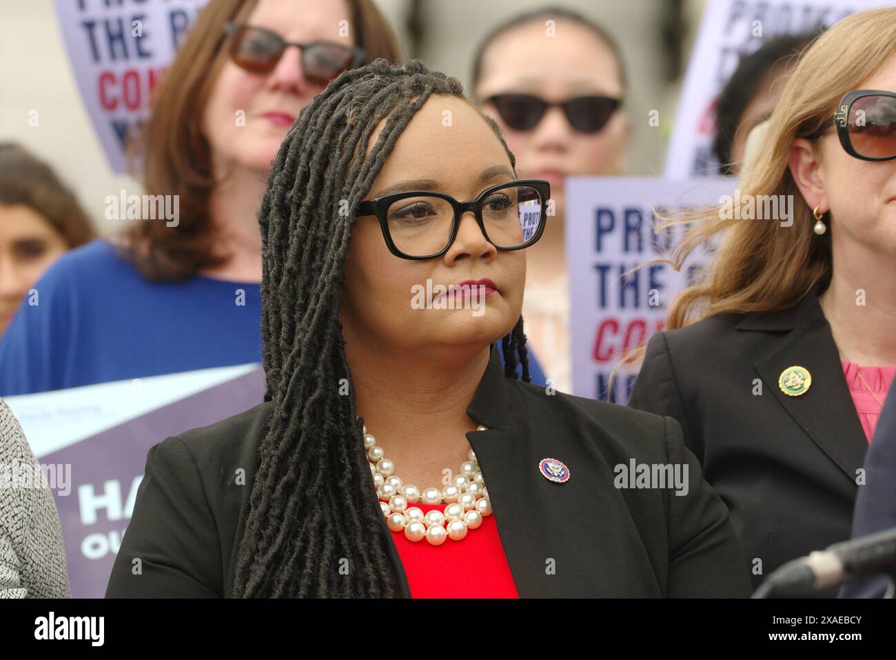 Washington, DC, USA. Juni 2024. US-Rep. Nikema Williams (D-Ga.) Beobachtet eine Pressekonferenz zur Unterstützung des Rechts auf Empfängnisverhütung. Stockfoto