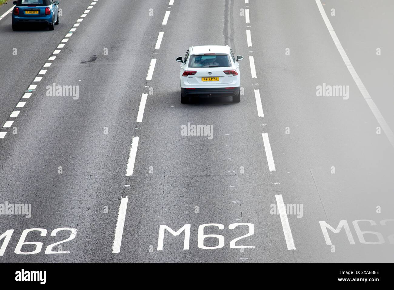 Ein Abschnitt der Autobahn M62 in Tingley bei Leeds, West Yorkshire. Die M62 ist eine 107 Meilen (172 km) lange Trans-Pennine-Autobahn in Nordengland, die Liverpool und Hull über Manchester, Bradford, Leeds und Wakefield verbindet; 11 km (11 km) der Strecke wird mit der M60 um Manchester geteilt. Die Straße ist Teil der unausgeschilderten Euroroutes E20 (Shannon nach Sankt Petersburg) und E22 (Holyhead nach Ishim). Stockfoto
