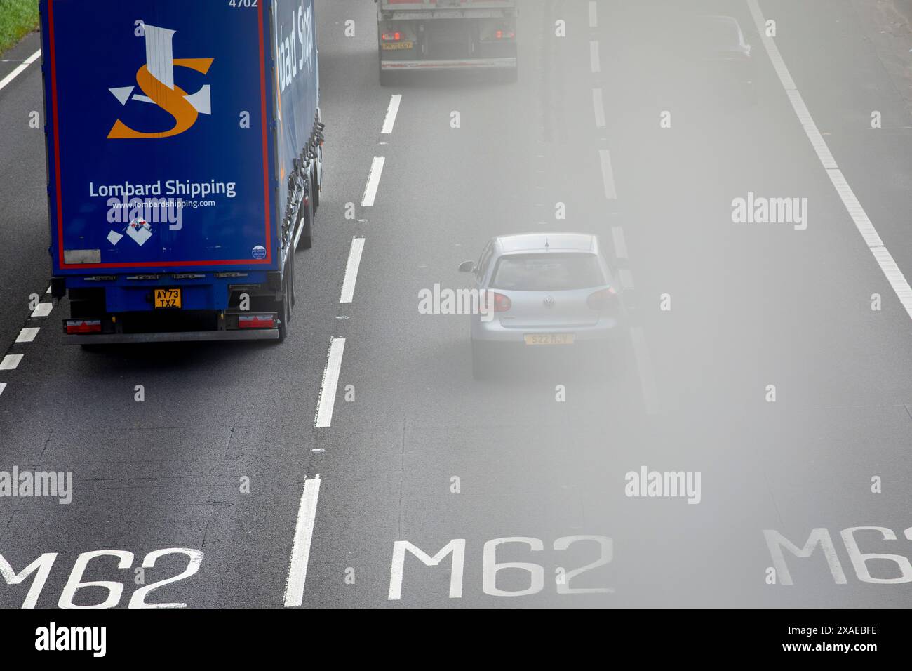 Ein Abschnitt der Autobahn M62 in Tingley bei Leeds, West Yorkshire. Die M62 ist eine 107 Meilen (172 km) lange Trans-Pennine-Autobahn in Nordengland, die Liverpool und Hull über Manchester, Bradford, Leeds und Wakefield verbindet; 11 km (11 km) der Strecke wird mit der M60 um Manchester geteilt. Die Straße ist Teil der unausgeschilderten Euroroutes E20 (Shannon nach Sankt Petersburg) und E22 (Holyhead nach Ishim). Stockfoto