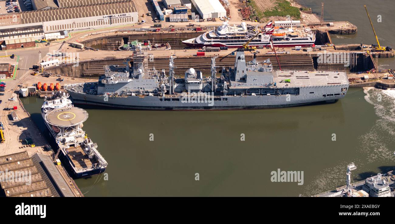 Luftbild von Schiffen in Cammell Laird, aufgenommen aus 1500 Fuß Stockfoto