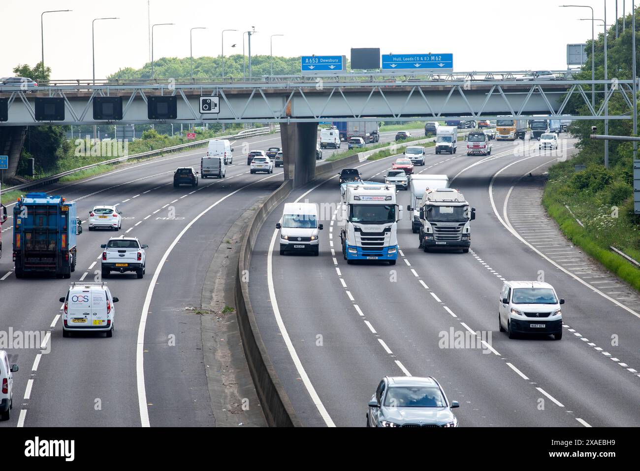 Ein Abschnitt der Autobahn M62 in Tingley bei Leeds, West Yorkshire. Die M62 ist eine 107 Meilen (172 km) lange Trans-Pennine-Autobahn in Nordengland, die Liverpool und Hull über Manchester, Bradford, Leeds und Wakefield verbindet; 11 km (11 km) der Strecke wird mit der M60 um Manchester geteilt. Die Straße ist Teil der unausgeschilderten Euroroutes E20 (Shannon nach Sankt Petersburg) und E22 (Holyhead nach Ishim). Stockfoto