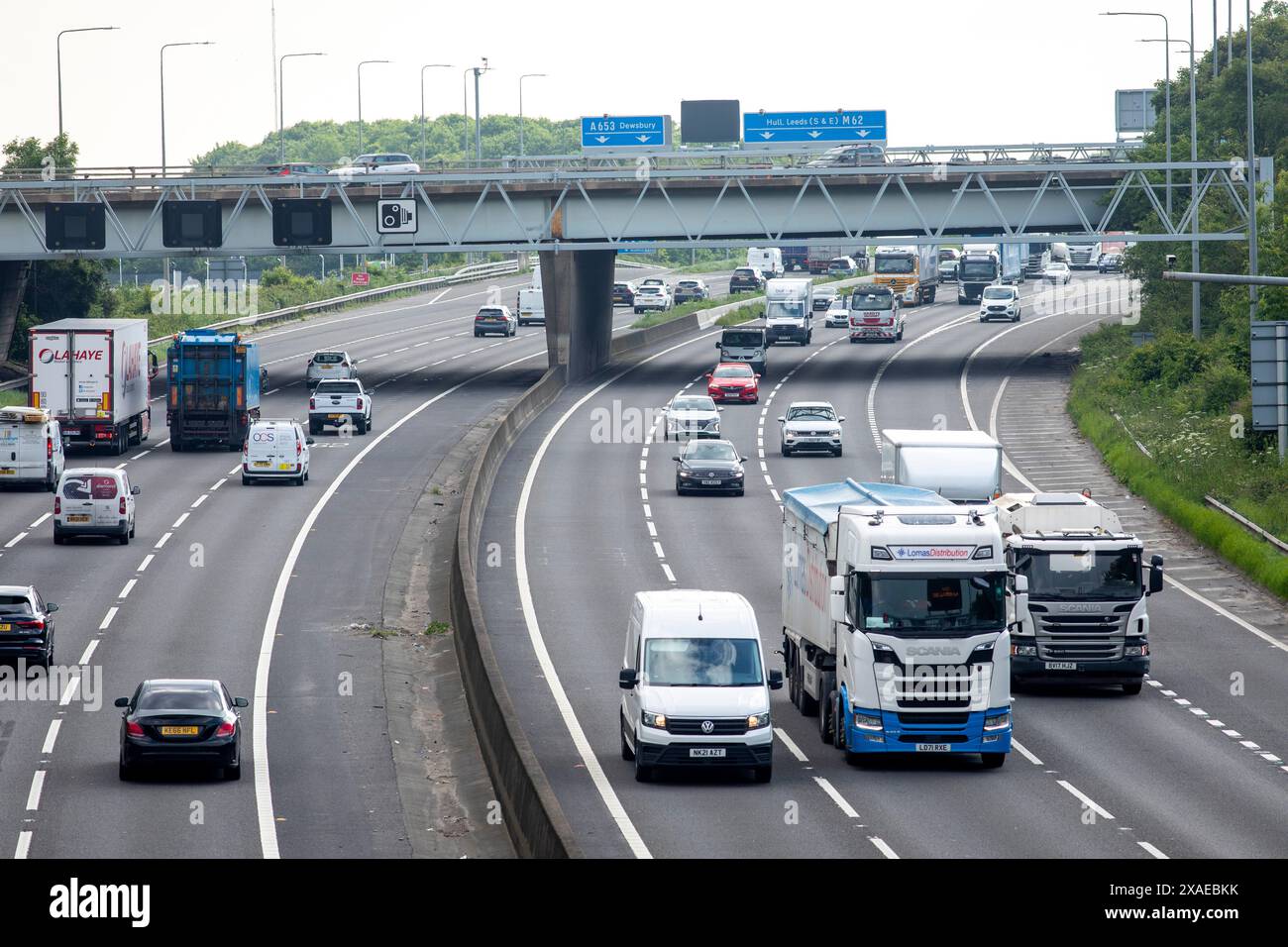 Ein Abschnitt der Autobahn M62 in Tingley bei Leeds, West Yorkshire. Die M62 ist eine 107 Meilen (172 km) lange Trans-Pennine-Autobahn in Nordengland, die Liverpool und Hull über Manchester, Bradford, Leeds und Wakefield verbindet; 11 km (11 km) der Strecke wird mit der M60 um Manchester geteilt. Die Straße ist Teil der unausgeschilderten Euroroutes E20 (Shannon nach Sankt Petersburg) und E22 (Holyhead nach Ishim). Stockfoto