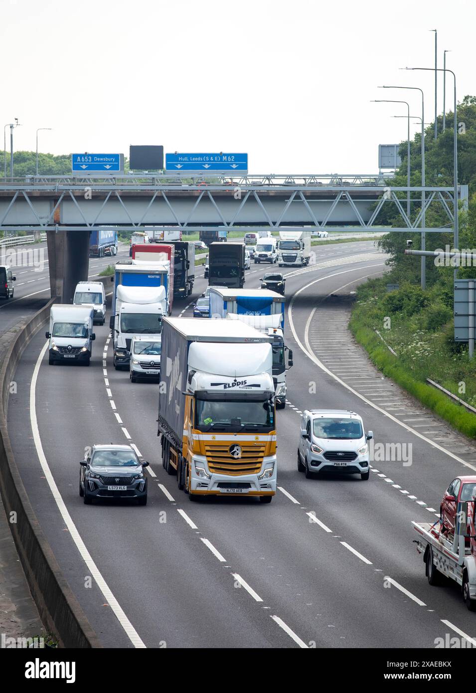 Ein Abschnitt der Autobahn M62 in Tingley bei Leeds, West Yorkshire. Die M62 ist eine 107 Meilen (172 km) lange Trans-Pennine-Autobahn in Nordengland, die Liverpool und Hull über Manchester, Bradford, Leeds und Wakefield verbindet; 11 km (11 km) der Strecke wird mit der M60 um Manchester geteilt. Die Straße ist Teil der unausgeschilderten Euroroutes E20 (Shannon nach Sankt Petersburg) und E22 (Holyhead nach Ishim). Stockfoto