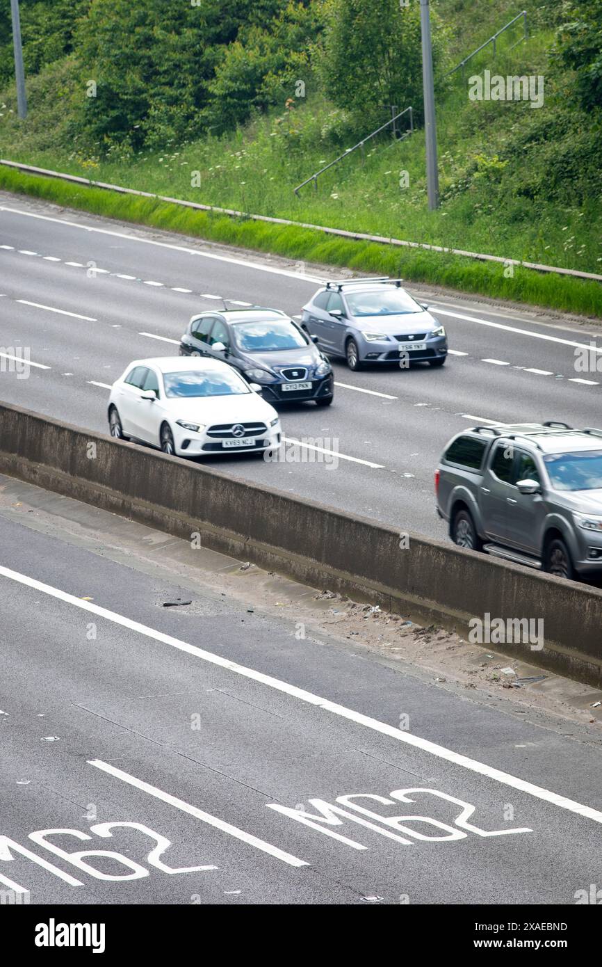 Ein Abschnitt der Autobahn M62 in Tingley bei Leeds, West Yorkshire. Die M62 ist eine 107 Meilen (172 km) lange Trans-Pennine-Autobahn in Nordengland, die Liverpool und Hull über Manchester, Bradford, Leeds und Wakefield verbindet; 11 km (11 km) der Strecke wird mit der M60 um Manchester geteilt. Die Straße ist Teil der unausgeschilderten Euroroutes E20 (Shannon nach Sankt Petersburg) und E22 (Holyhead nach Ishim). Stockfoto