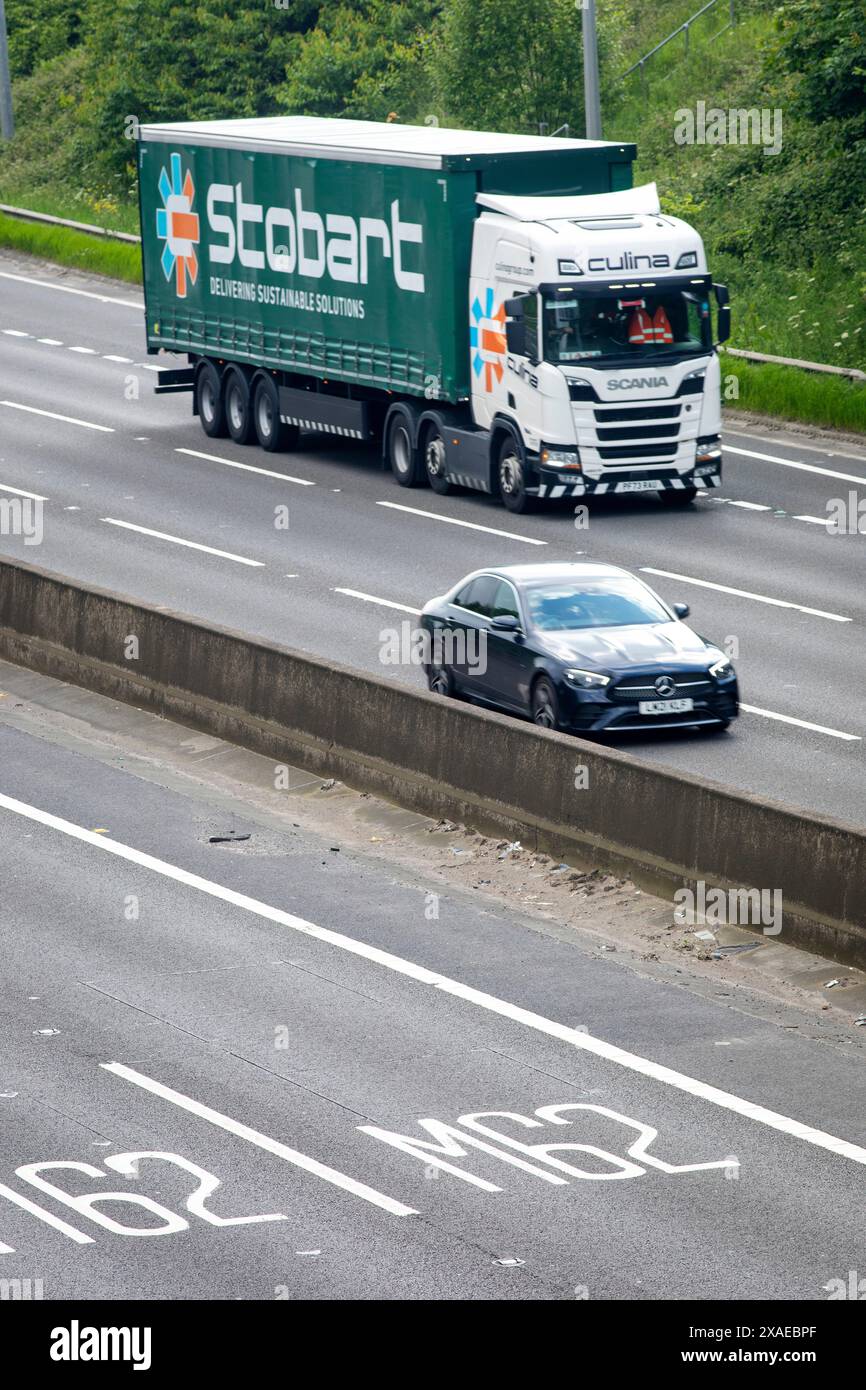 Ein Abschnitt der Autobahn M62 in Tingley bei Leeds, West Yorkshire. Die M62 ist eine 107 Meilen (172 km) lange Trans-Pennine-Autobahn in Nordengland, die Liverpool und Hull über Manchester, Bradford, Leeds und Wakefield verbindet; 11 km (11 km) der Strecke wird mit der M60 um Manchester geteilt. Die Straße ist Teil der unausgeschilderten Euroroutes E20 (Shannon nach Sankt Petersburg) und E22 (Holyhead nach Ishim). Stockfoto