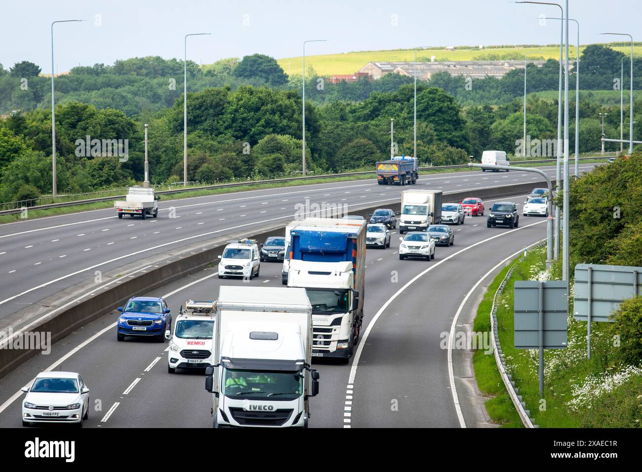Ein Abschnitt der Autobahn M62 in Tingley bei Leeds, West Yorkshire. Die M62 ist eine 107 Meilen (172 km) lange Trans-Pennine-Autobahn in Nordengland, die Liverpool und Hull über Manchester, Bradford, Leeds und Wakefield verbindet; 11 km (11 km) der Strecke wird mit der M60 um Manchester geteilt. Die Straße ist Teil der unausgeschilderten Euroroutes E20 (Shannon nach Sankt Petersburg) und E22 (Holyhead nach Ishim). Stockfoto