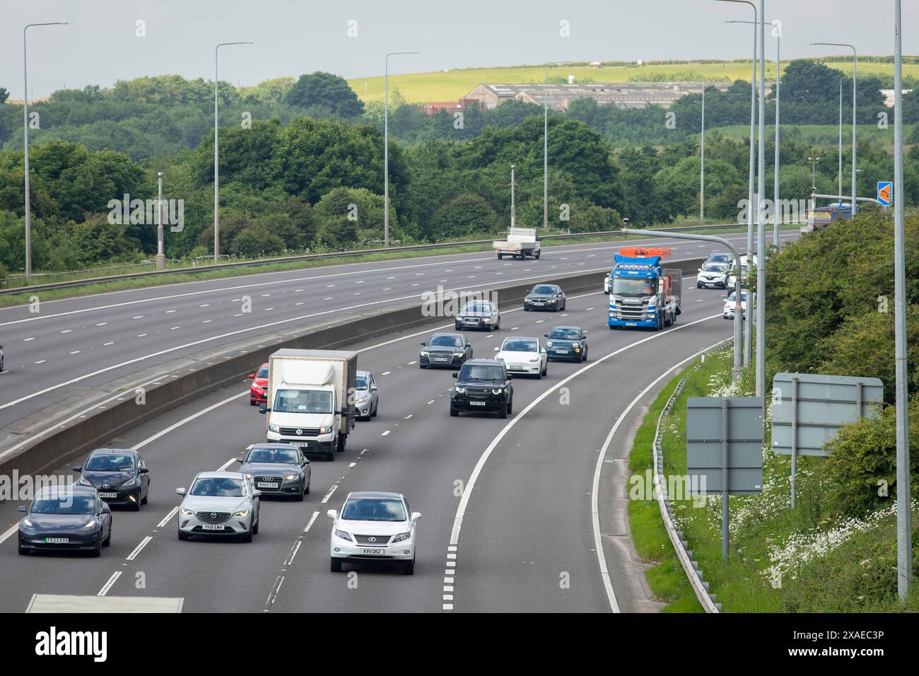 Ein Abschnitt der Autobahn M62 in Tingley bei Leeds, West Yorkshire. Die M62 ist eine 107 Meilen (172 km) lange Trans-Pennine-Autobahn in Nordengland, die Liverpool und Hull über Manchester, Bradford, Leeds und Wakefield verbindet; 11 km (11 km) der Strecke wird mit der M60 um Manchester geteilt. Die Straße ist Teil der unausgeschilderten Euroroutes E20 (Shannon nach Sankt Petersburg) und E22 (Holyhead nach Ishim). Stockfoto