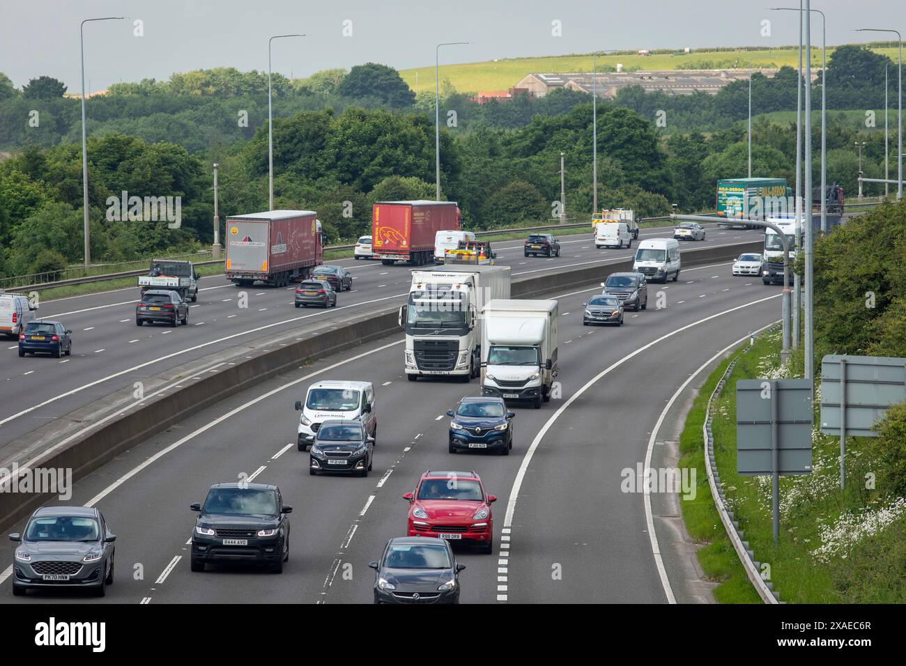 Ein Abschnitt der Autobahn M62 in Tingley bei Leeds, West Yorkshire. Die M62 ist eine 107 Meilen (172 km) lange Trans-Pennine-Autobahn in Nordengland, die Liverpool und Hull über Manchester, Bradford, Leeds und Wakefield verbindet; 11 km (11 km) der Strecke wird mit der M60 um Manchester geteilt. Die Straße ist Teil der unausgeschilderten Euroroutes E20 (Shannon nach Sankt Petersburg) und E22 (Holyhead nach Ishim). Stockfoto