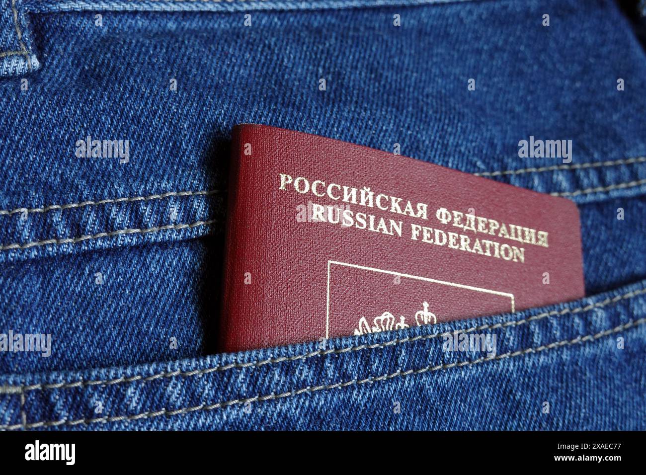 Russische Föderation Auslandspass rote Farbe in der blauen Jeans Gesäßtasche Nahaufnahme Foto Stockfoto