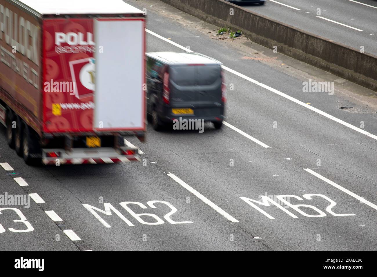 Ein Abschnitt der Autobahn M62 in Tingley bei Leeds, West Yorkshire. Die M62 ist eine 107 Meilen (172 km) lange Trans-Pennine-Autobahn in Nordengland, die Liverpool und Hull über Manchester, Bradford, Leeds und Wakefield verbindet; 11 km (11 km) der Strecke wird mit der M60 um Manchester geteilt. Die Straße ist Teil der unausgeschilderten Euroroutes E20 (Shannon nach Sankt Petersburg) und E22 (Holyhead nach Ishim). Stockfoto