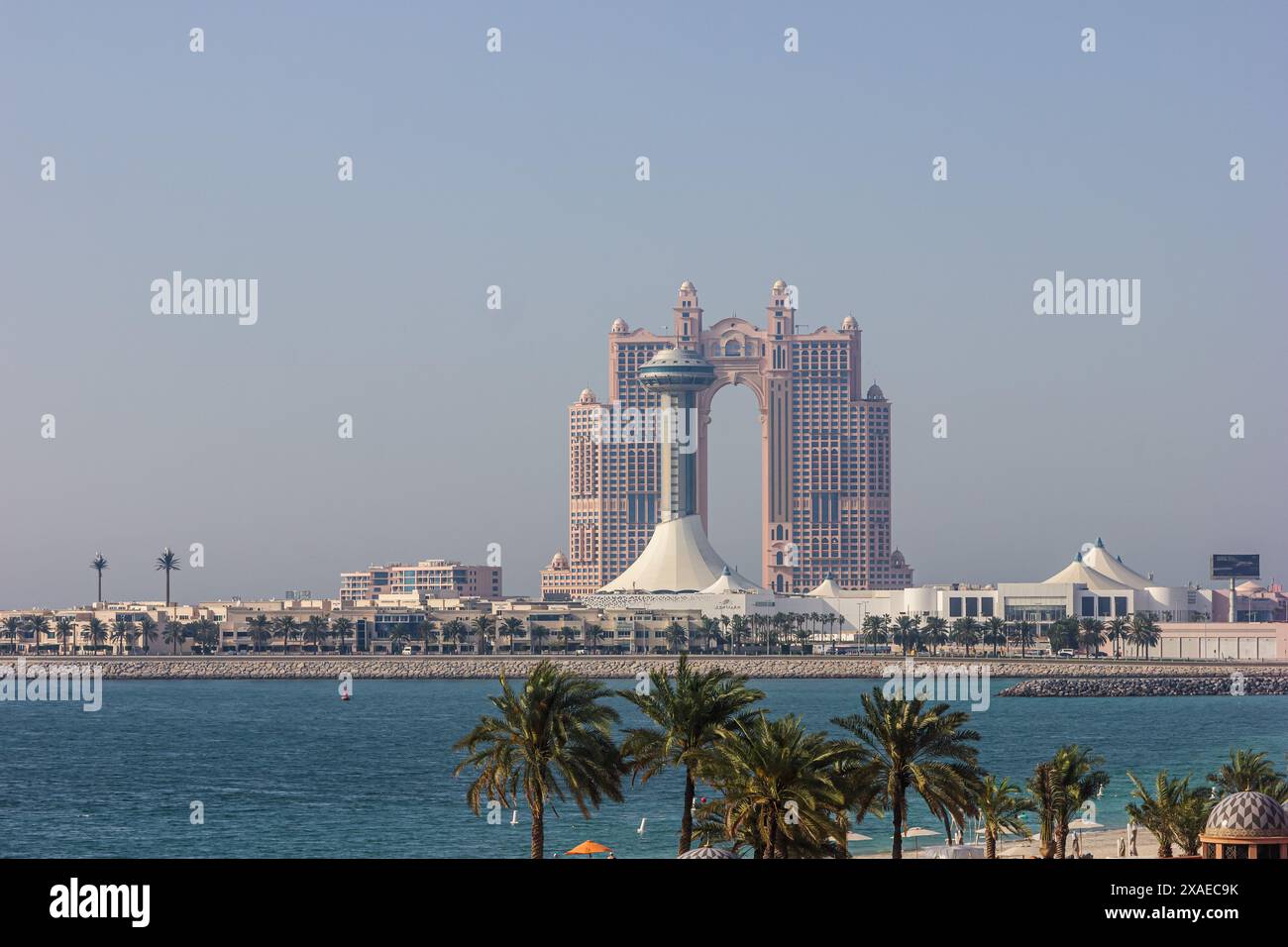 Abu Dhabi, Vereinigte Arabische Emirate - 27. April 2024: Rixos Marina Hotel in Abu Dhabi, VAE. Blick auf das Rixos Luxury Premium Hotel vom Emirates Palace. Stockfoto