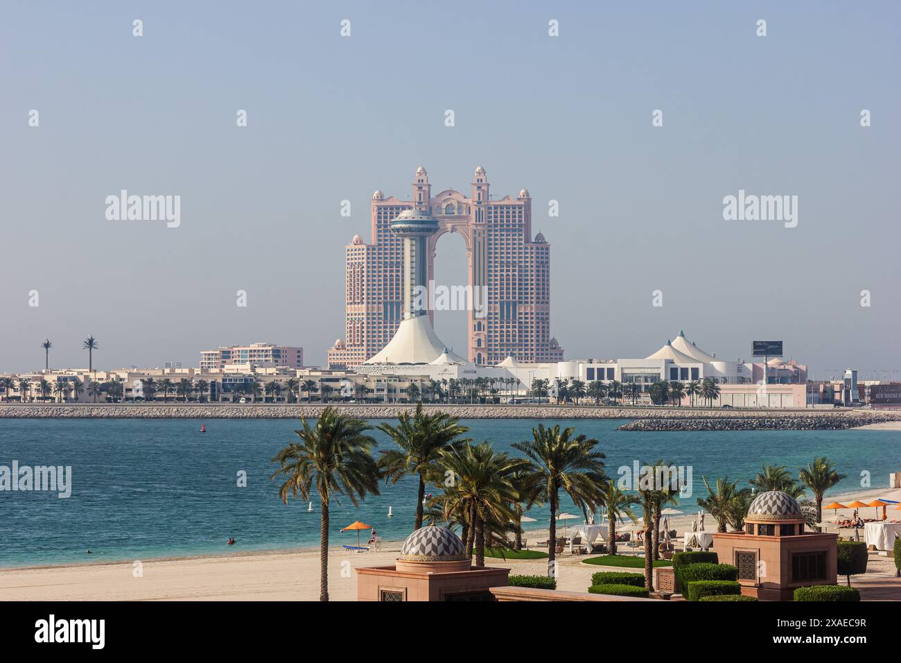 Abu Dhabi, Vereinigte Arabische Emirate - 27. April 2024: Rixos Marina Hotel in Abu Dhabi, VAE. Blick auf das Rixos Luxury Premium Hotel vom Emirates Palace. Stockfoto