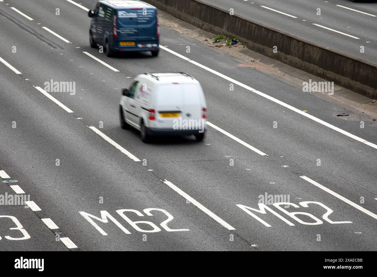 Ein Abschnitt der Autobahn M62 in Tingley bei Leeds, West Yorkshire. Die M62 ist eine 107 Meilen (172 km) lange Trans-Pennine-Autobahn in Nordengland, die Liverpool und Hull über Manchester, Bradford, Leeds und Wakefield verbindet; 11 km (11 km) der Strecke wird mit der M60 um Manchester geteilt. Die Straße ist Teil der unausgeschilderten Euroroutes E20 (Shannon nach Sankt Petersburg) und E22 (Holyhead nach Ishim). Stockfoto