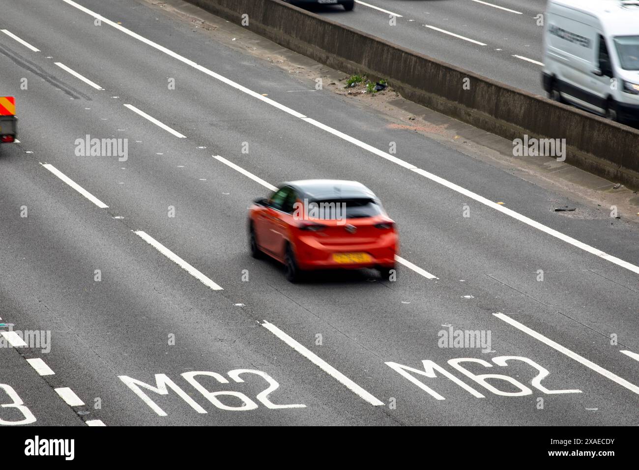 Ein Abschnitt der Autobahn M62 in Tingley bei Leeds, West Yorkshire. Die M62 ist eine 107 Meilen (172 km) lange Trans-Pennine-Autobahn in Nordengland, die Liverpool und Hull über Manchester, Bradford, Leeds und Wakefield verbindet; 11 km (11 km) der Strecke wird mit der M60 um Manchester geteilt. Die Straße ist Teil der unausgeschilderten Euroroutes E20 (Shannon nach Sankt Petersburg) und E22 (Holyhead nach Ishim). Stockfoto