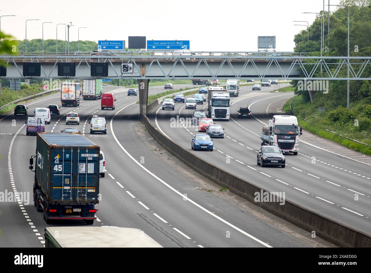 Ein Abschnitt der Autobahn M62 in Tingley bei Leeds, West Yorkshire. Die M62 ist eine 107 Meilen (172 km) lange Trans-Pennine-Autobahn in Nordengland, die Liverpool und Hull über Manchester, Bradford, Leeds und Wakefield verbindet; 11 km (11 km) der Strecke wird mit der M60 um Manchester geteilt. Die Straße ist Teil der unausgeschilderten Euroroutes E20 (Shannon nach Sankt Petersburg) und E22 (Holyhead nach Ishim). Stockfoto