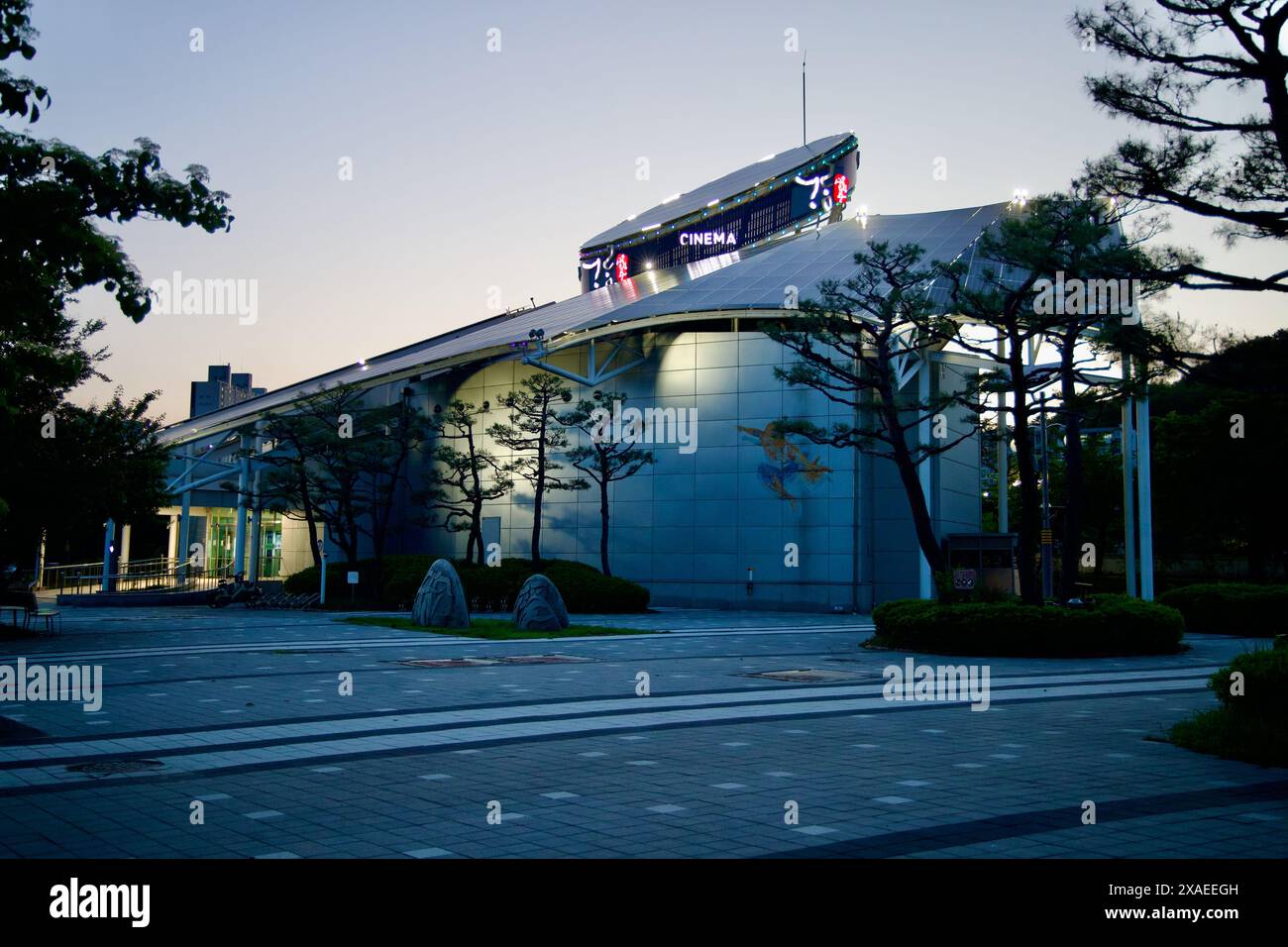 Samcheok, Südkorea - 18. Mai 2024: Garam Movie Theater in der Abenddämmerung, gegenüber dem Jukseoru Pavillon. Das moderne Archit Stockfoto