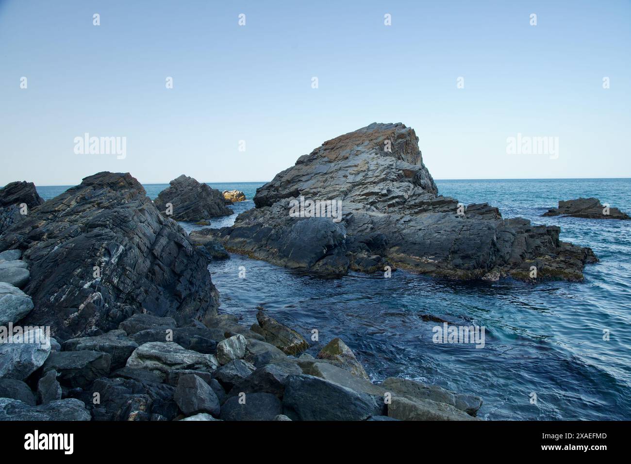 Gangneung City, Südkorea - 18. Mai 2024: Zerklüftete Felsformationen erheben sich aus dem Wasser der Ostsee nahe der Heonhwa Road. Die zerklüftete Küste zeigt Stockfoto